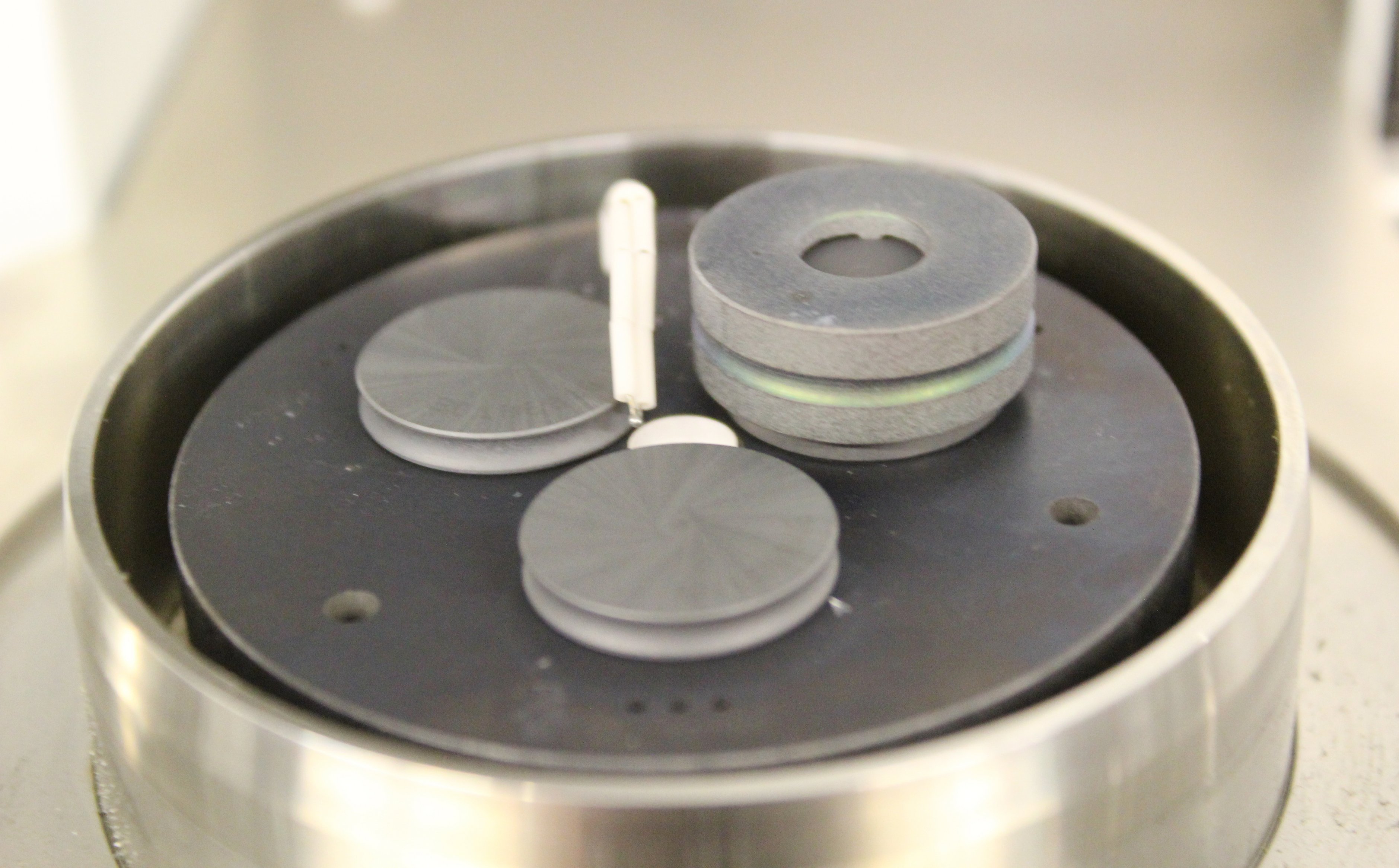 Detailansicht von Materialproben auf Probenteller eines Analysegeräts
