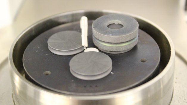 Detailansicht von Materialproben auf Probenteller eines Analysegeräts