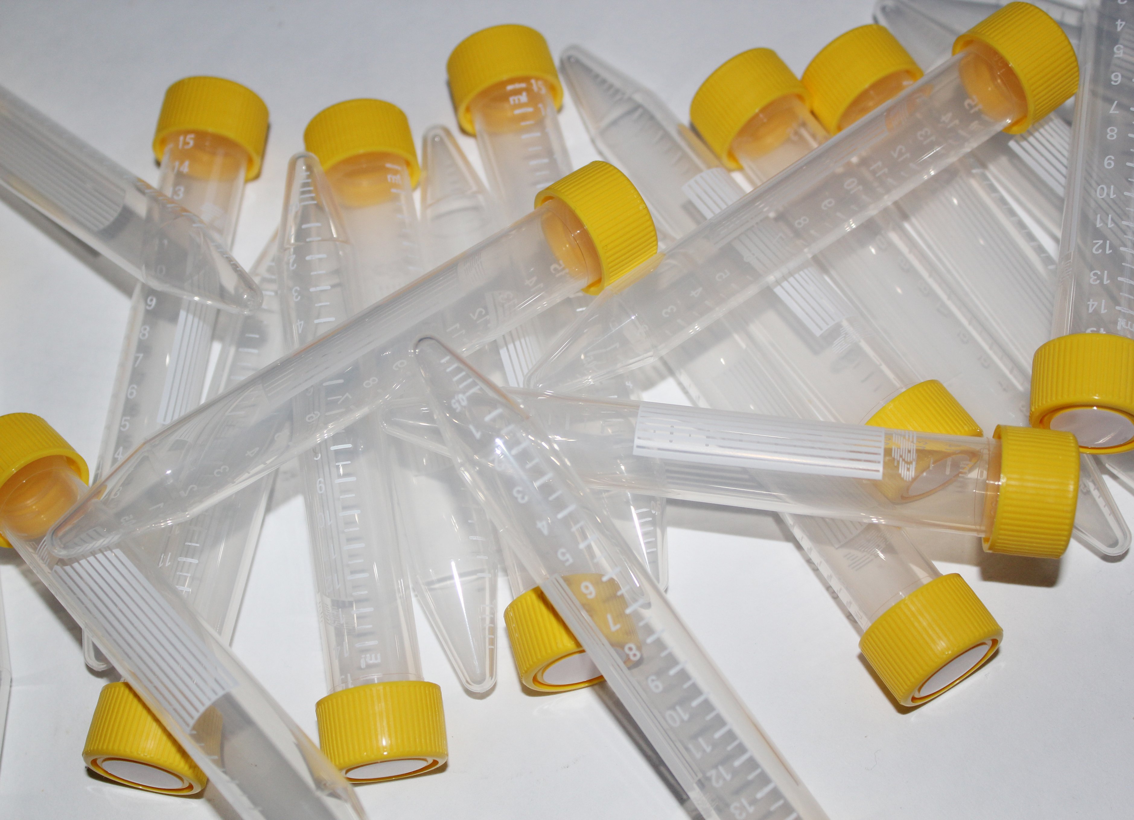 Mehrere Plastikröhrchen liegend auf weißem Untergrund