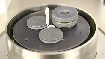 Detailansicht von Materialproben auf Probenteller eines Analysegeräts