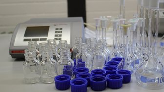 Verschiedene Laborgläschen vor einem Messgerät